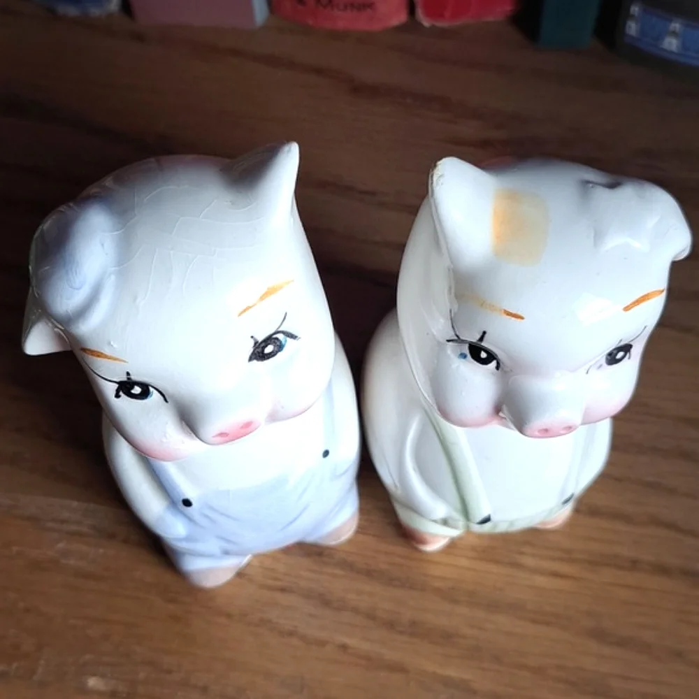 Vtg MCM Pigs Salt & Pepper Shakers Taiwan R.O.C. Original Label Piggies Ceramic
